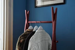 Klädhängare med skohylla 'Confident' - Valnöt